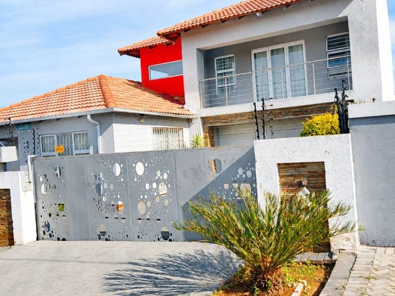 4 Bedroom House For Sale in Glenway Estate, Pretoria Gauteng - Photo 2