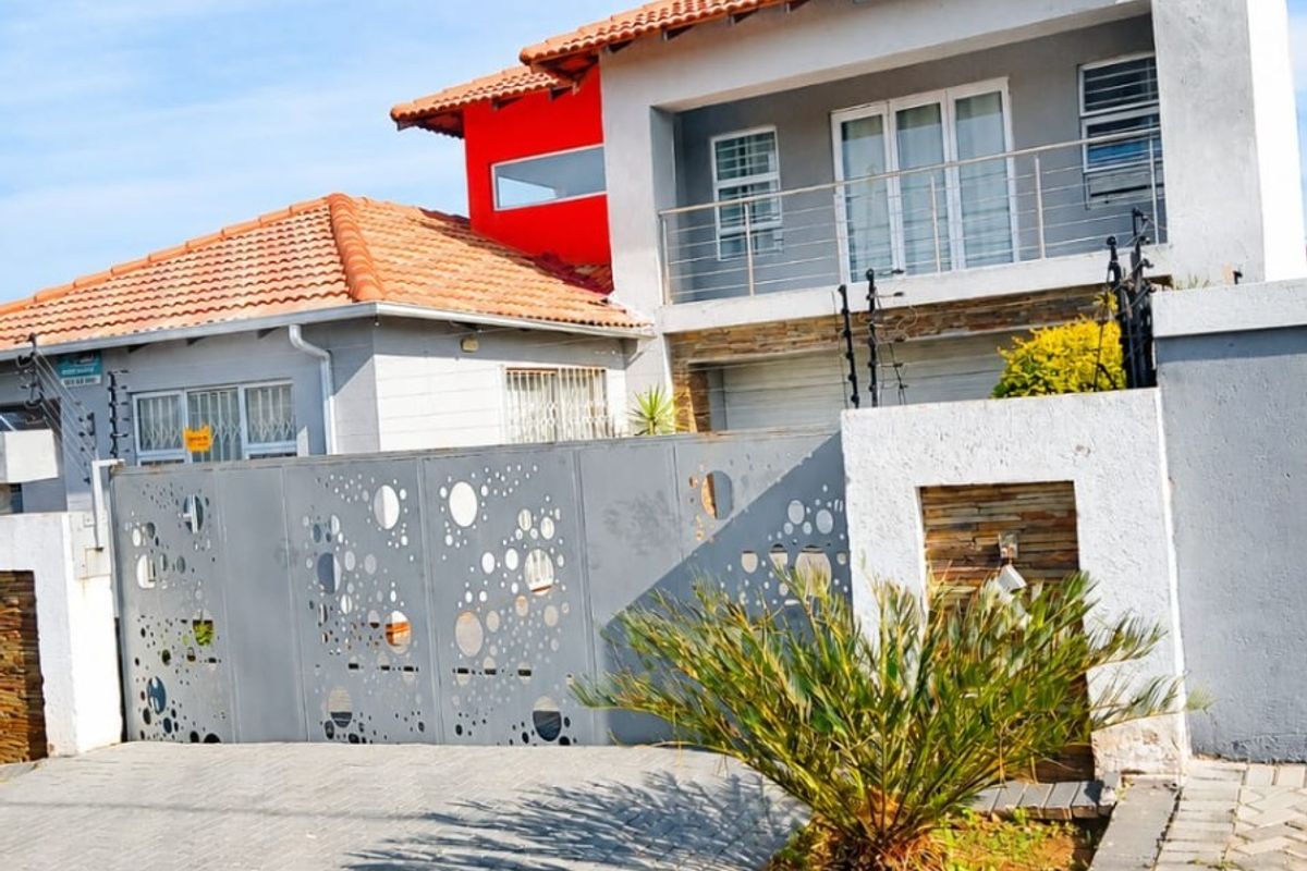 4 Bedroom House For Sale in Glenway Estate, Pretoria Gauteng - Photo 2