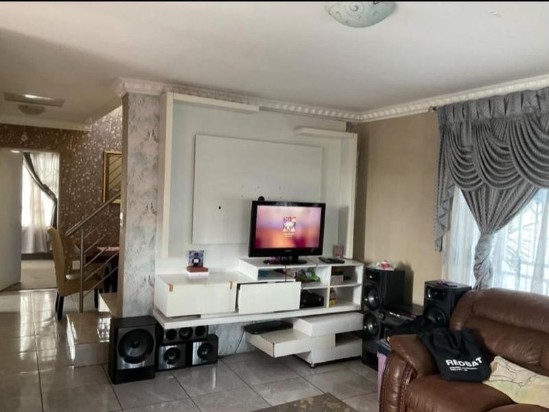 4 Bedroom House For Sale in Glenway Estate, Pretoria Gauteng - Photo 5