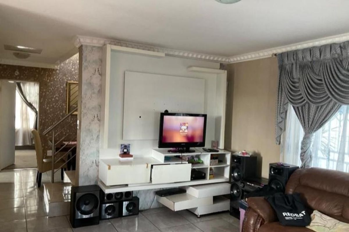 4 Bedroom House For Sale in Glenway Estate, Pretoria Gauteng - Photo 5