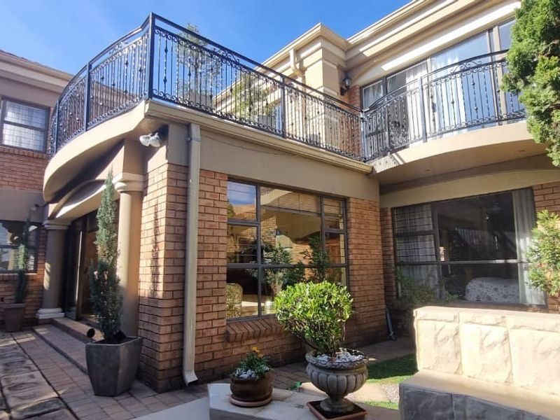 Double-Storey Luxury Residence with All En-Suite Bedrooms in Bartlett - Photo 1