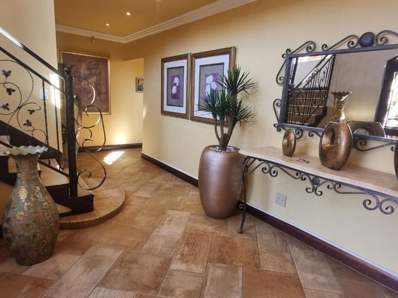 Double-Storey Luxury Residence with All En-Suite Bedrooms in Bartlett - Photo 6