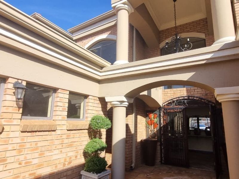 Double-Storey Luxury Residence with All En-Suite Bedrooms in Bartlett - Photo 3