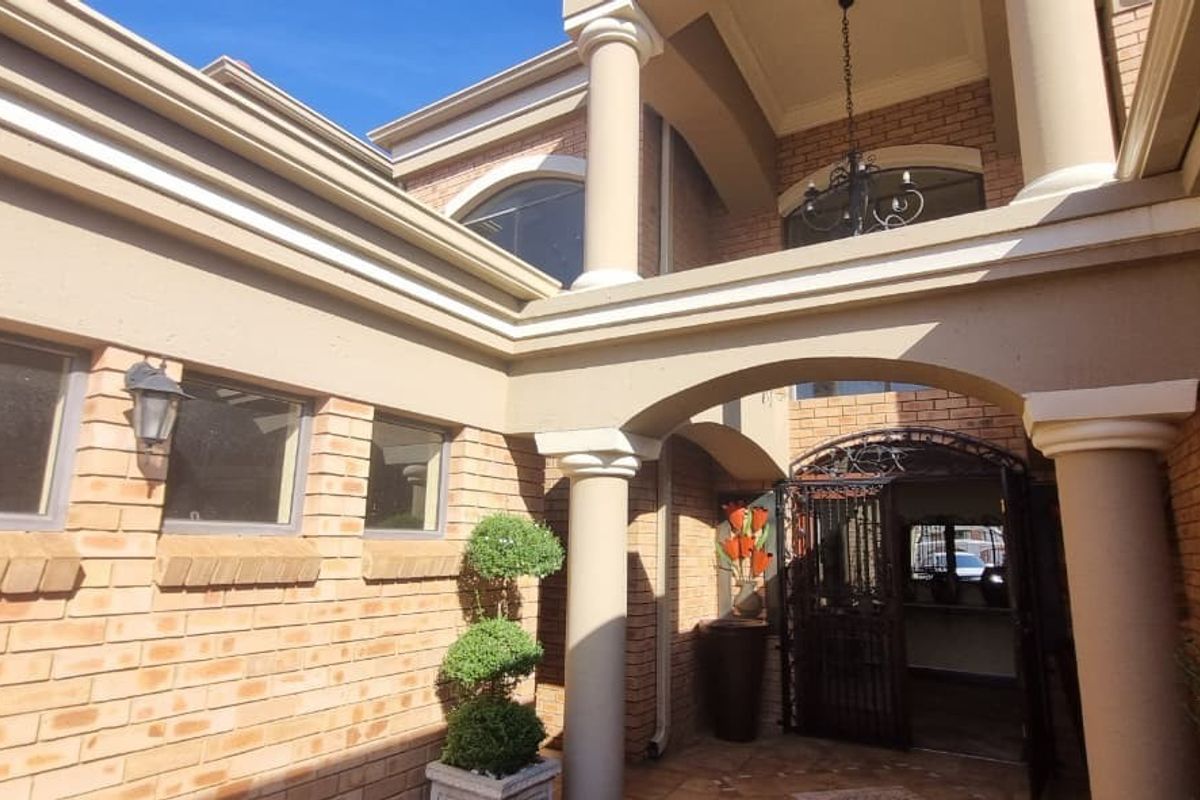 Double-Storey Luxury Residence with All En-Suite Bedrooms in Bartlett - Photo 3