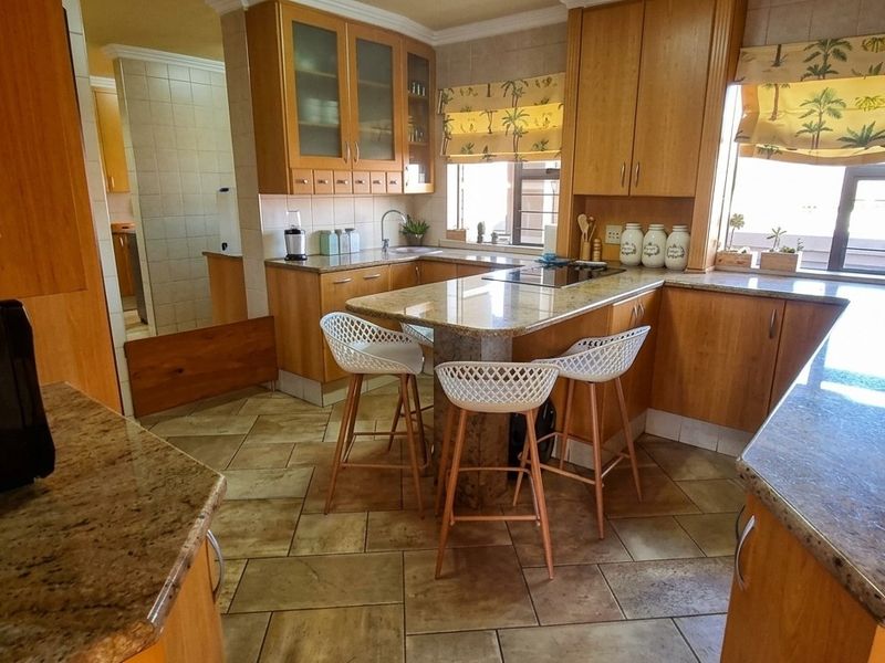 Double-Storey Luxury Residence with All En-Suite Bedrooms in Bartlett - Photo 10