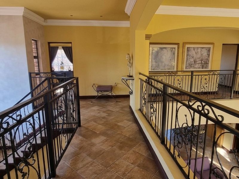 Double-Storey Luxury Residence with All En-Suite Bedrooms in Bartlett - Photo 9