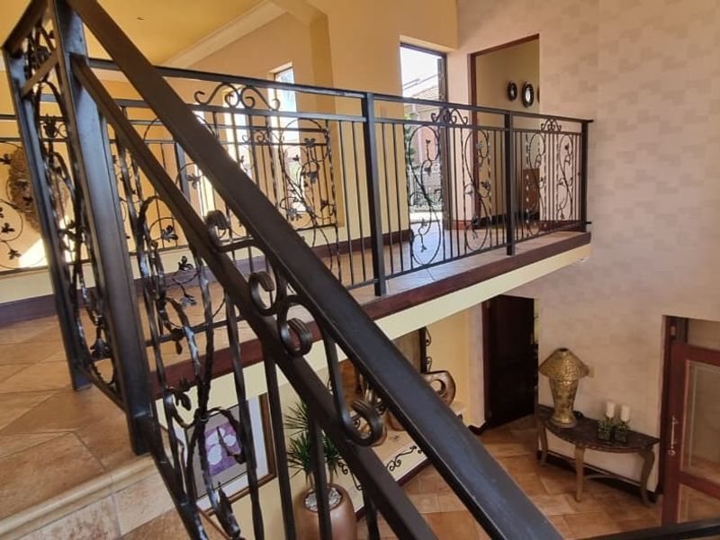Double-Storey Luxury Residence with All En-Suite Bedrooms in Bartlett - Photo 8