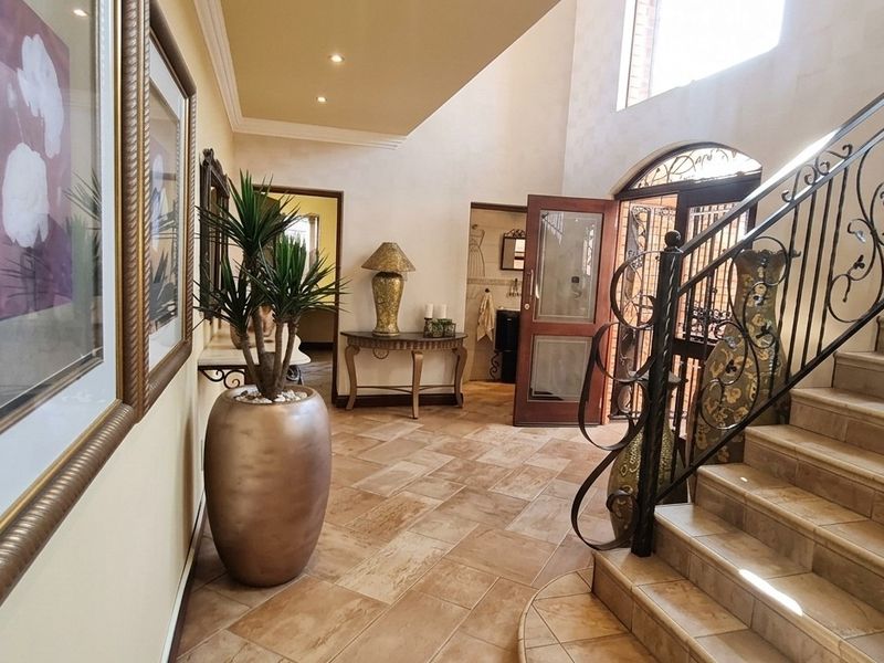 Double-Storey Luxury Residence with All En-Suite Bedrooms in Bartlett - Photo 7