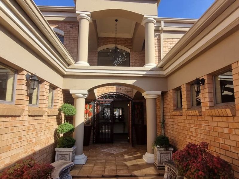 Double-Storey Luxury Residence with All En-Suite Bedrooms in Bartlett - Photo 2