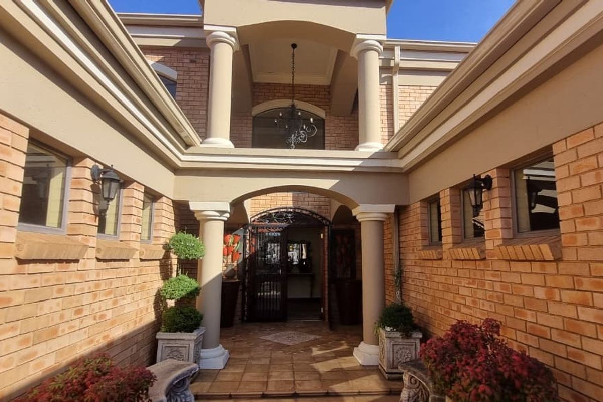 Double-Storey Luxury Residence with All En-Suite Bedrooms in Bartlett - Photo 2