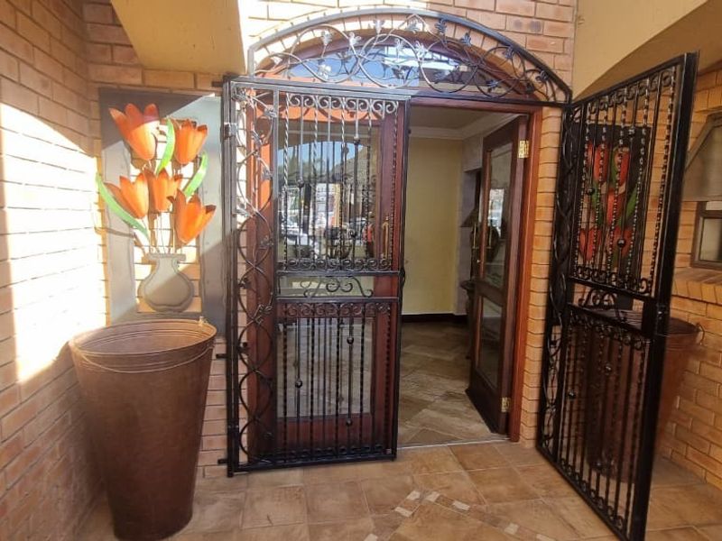 Double-Storey Luxury Residence with All En-Suite Bedrooms in Bartlett - Photo 4