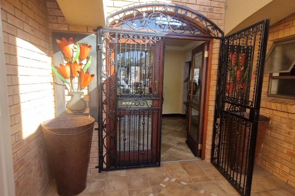 Double-Storey Luxury Residence with All En-Suite Bedrooms in Bartlett - Photo 4