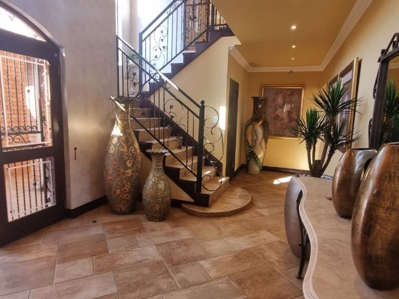 Double-Storey Luxury Residence with All En-Suite Bedrooms in Bartlett - Photo 5