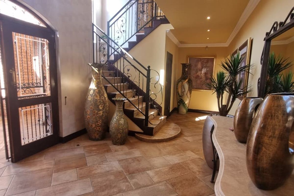Double-Storey Luxury Residence with All En-Suite Bedrooms in Bartlett - Photo 5