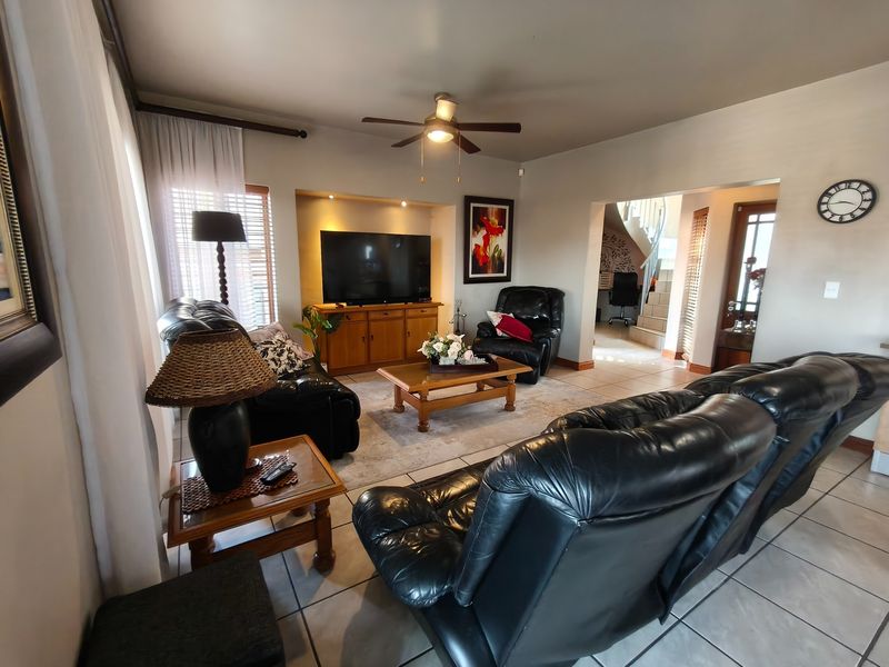House For Sale in Stonehenge Ext 7, Close to Laerskool Laeveld, Nelspruit. - Photo 8