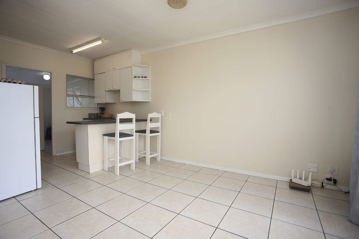 Neat 2 Bedroom Home in Sherwood - Photo 2