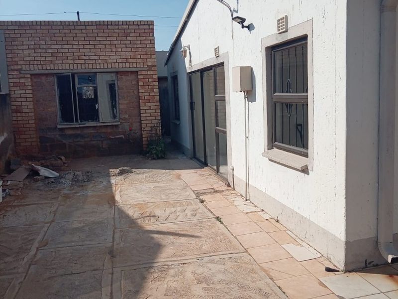 House To Rent in Protea Glen, Soweto - Photo 1