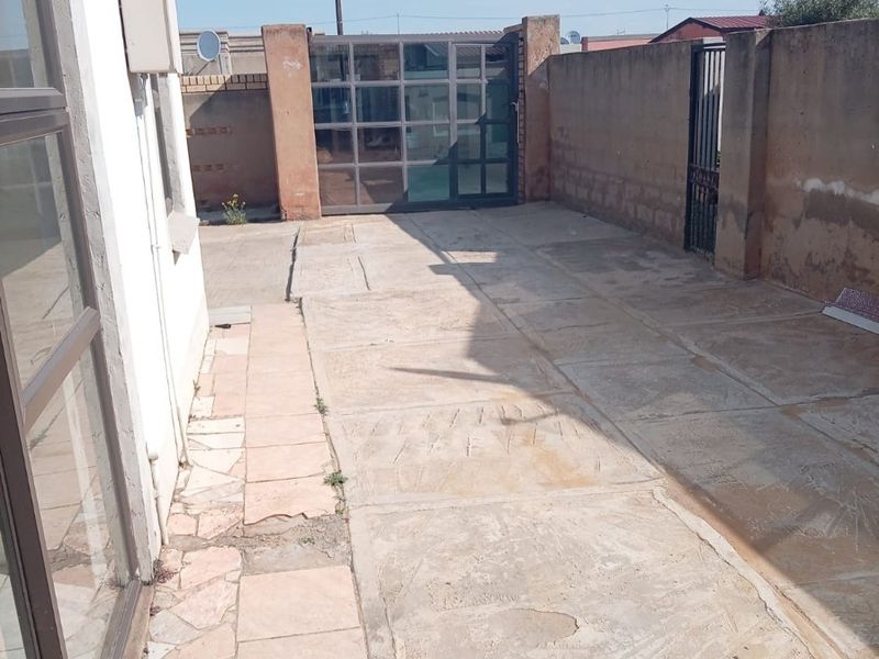House To Rent in Protea Glen, Soweto - Photo 2