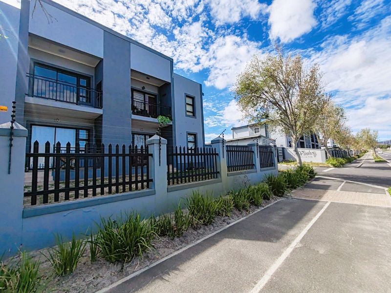 Renovated 2 Bed unit in Burgendy Estate - Photo 1