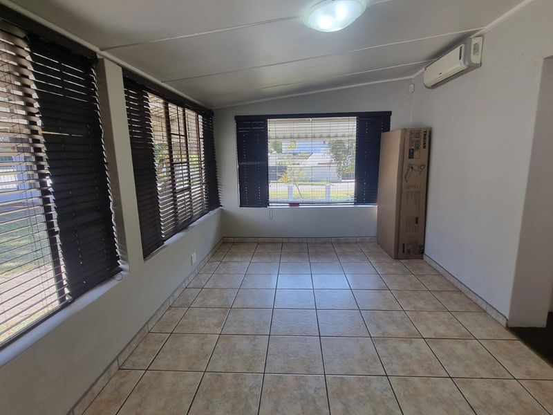 Luxurious 4 bedroom Home in Selborne with Batchelor flat - Photo 9