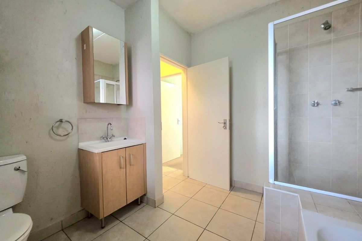 Investors Dream. North-Facing Ground Floor Gem In Douglasgate Estate, Douglasdale, Sandton - Photo 5