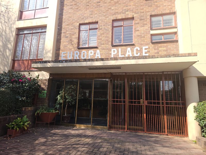 Large 2 Bedroom 1 Bathroom Apartment For Sale in Florida, Roodepoort - Photo 1