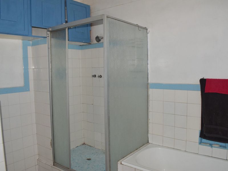 Large 2 Bedroom 1 Bathroom Apartment For Sale in Florida, Roodepoort - Photo 9