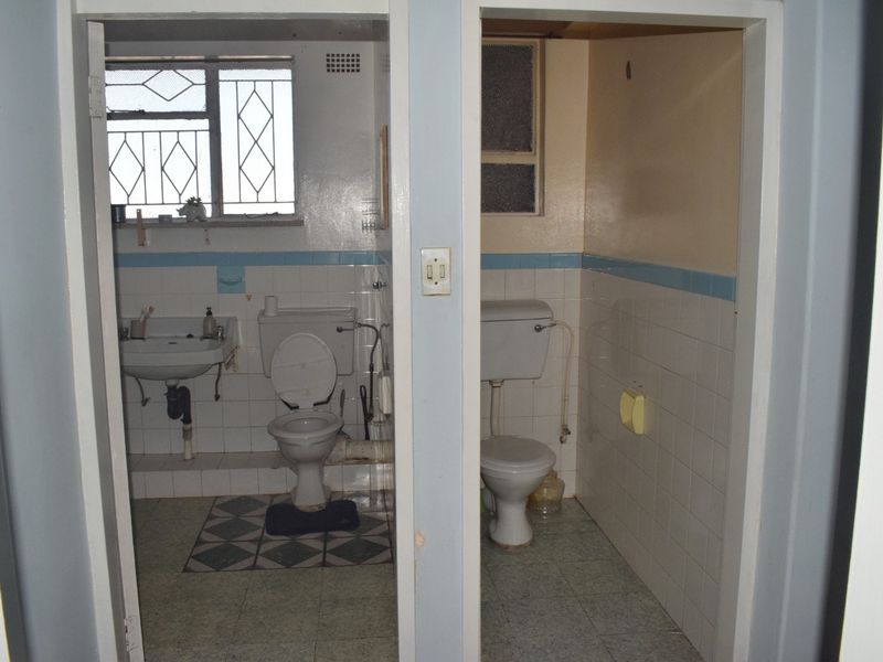 Large 2 Bedroom 1 Bathroom Apartment For Sale in Florida, Roodepoort - Photo 8