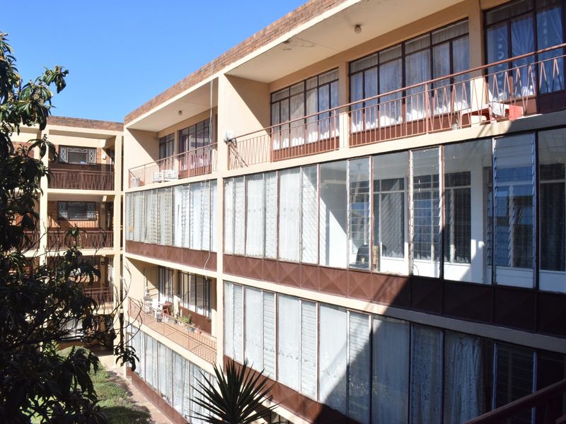 Large 2 Bedroom 1 Bathroom Apartment For Sale in Florida, Roodepoort - Photo 6