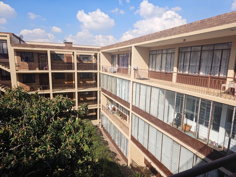 Large 2 Bedroom 1 Bathroom Apartment For Sale in Florida, Roodepoort - Photo 3