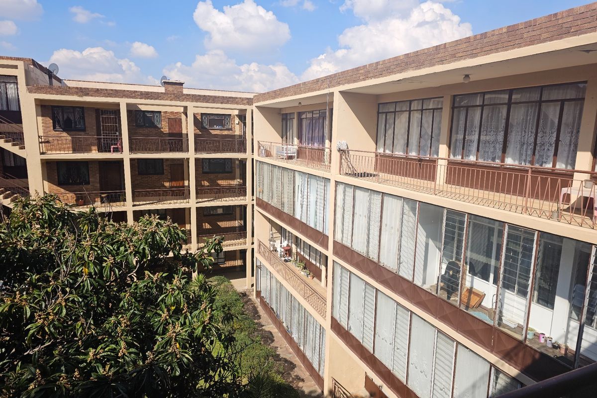 Large 2 Bedroom 1 Bathroom Apartment For Sale in Florida, Roodepoort - Photo 3
