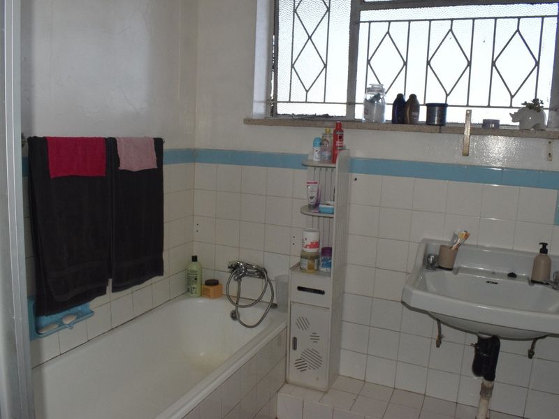 Large 2 Bedroom 1 Bathroom Apartment For Sale in Florida, Roodepoort - Photo 10