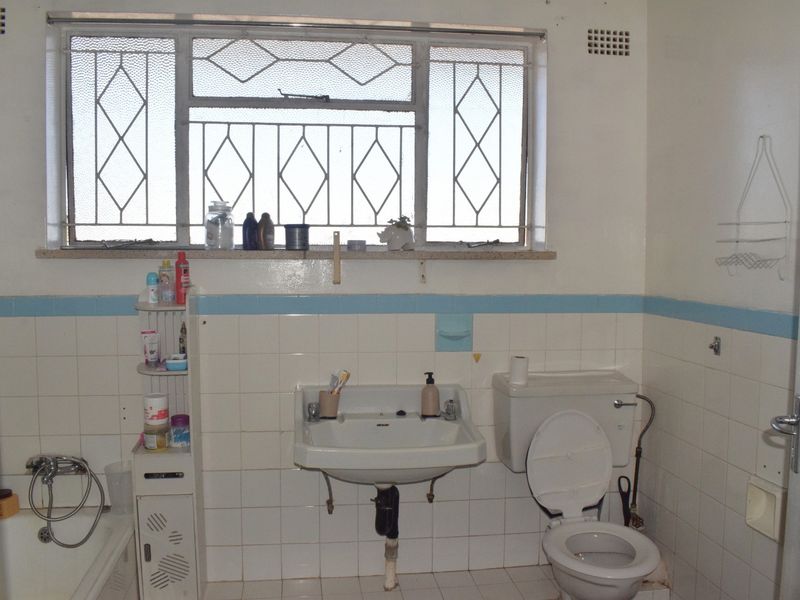 Large 2 Bedroom 1 Bathroom Apartment For Sale in Florida, Roodepoort - Photo 10