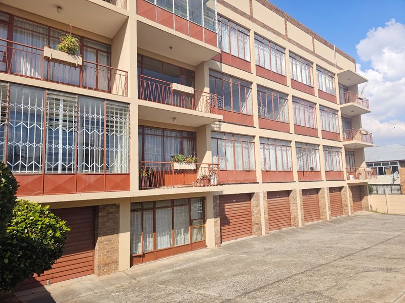 Large 2 Bedroom 1 Bathroom Apartment For Sale in Florida, Roodepoort - Photo 4