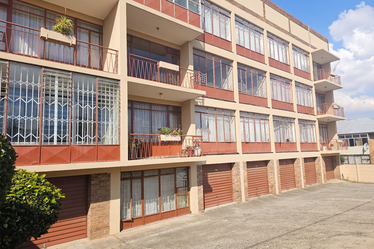 Large 2 Bedroom 1 Bathroom Apartment For Sale in Florida, Roodepoort - Photo 4