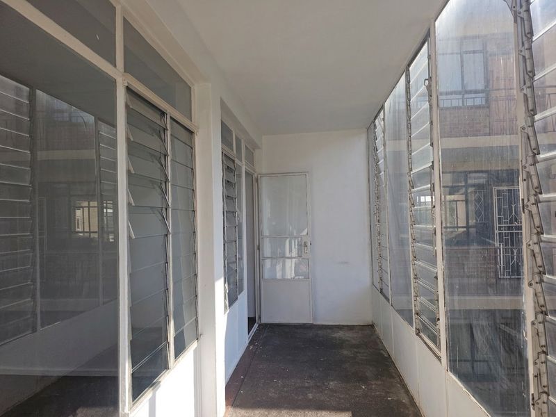 Large 2 Bedroom 1 Bathroom Apartment For Sale in Florida, Roodepoort - Photo 5