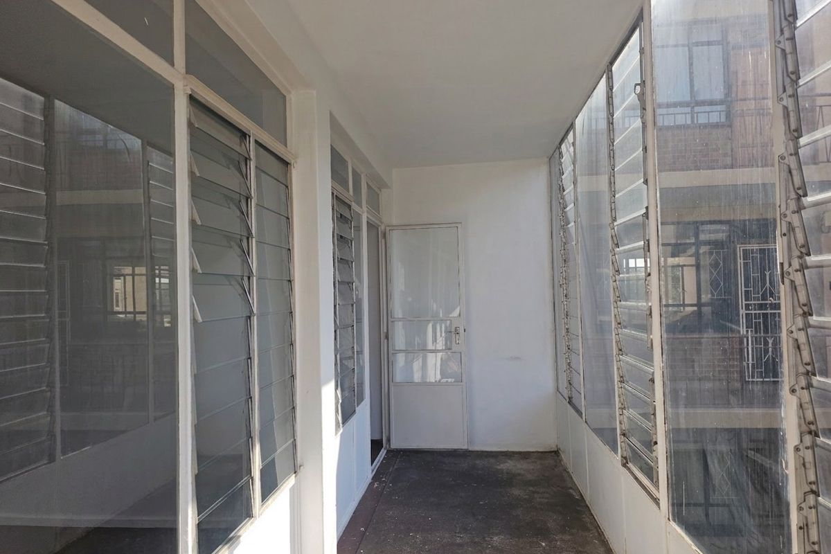 Large 2 Bedroom 1 Bathroom Apartment For Sale in Florida, Roodepoort - Photo 5