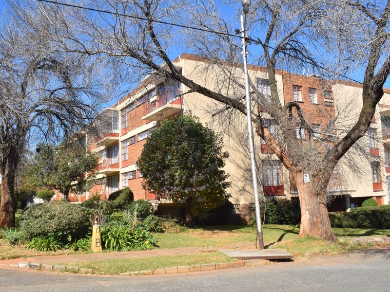 Large 2 Bedroom 1 Bathroom Apartment For Sale in Florida, Roodepoort - Photo 2