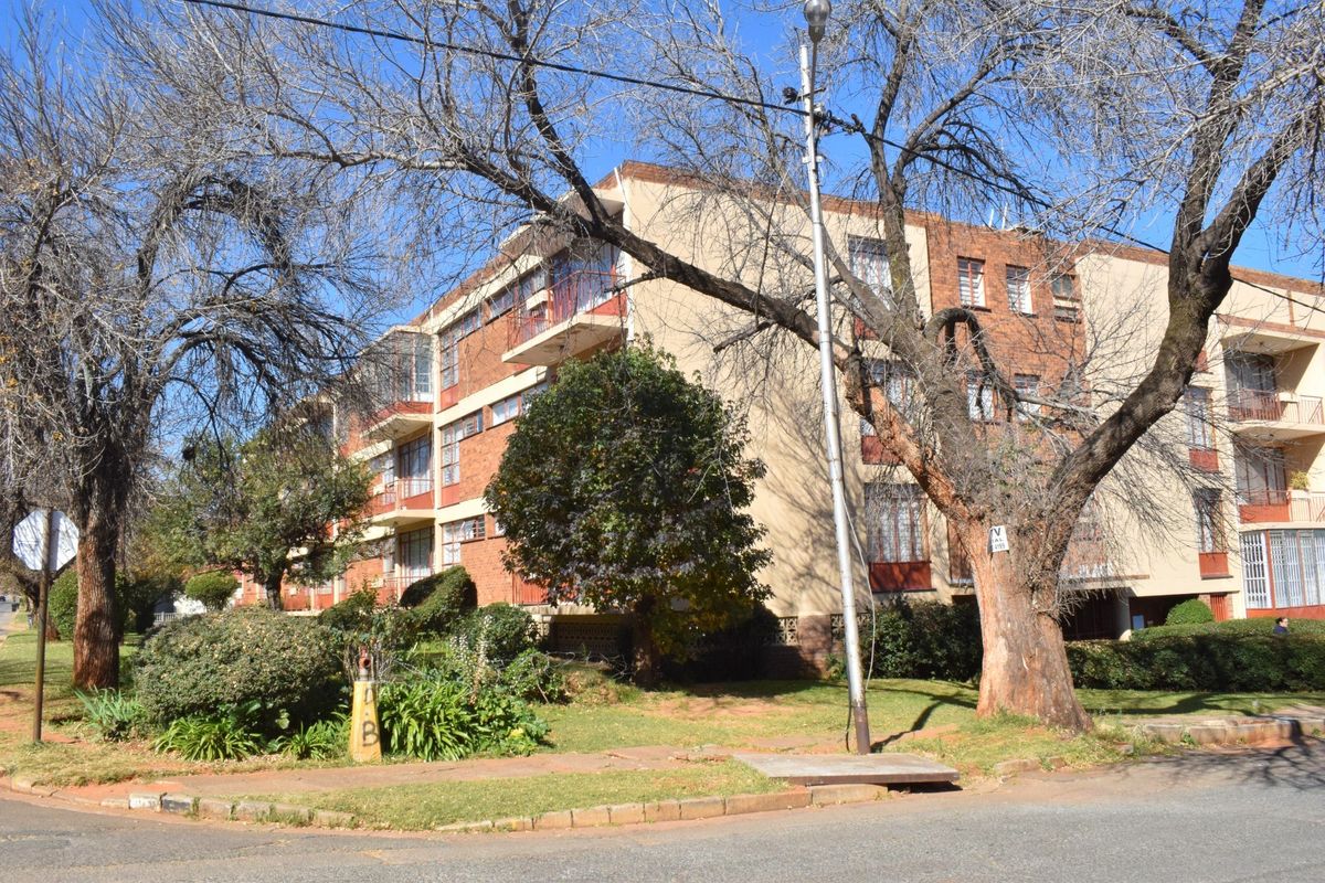 Large 2 Bedroom 1 Bathroom Apartment For Sale in Florida, Roodepoort - Photo 2