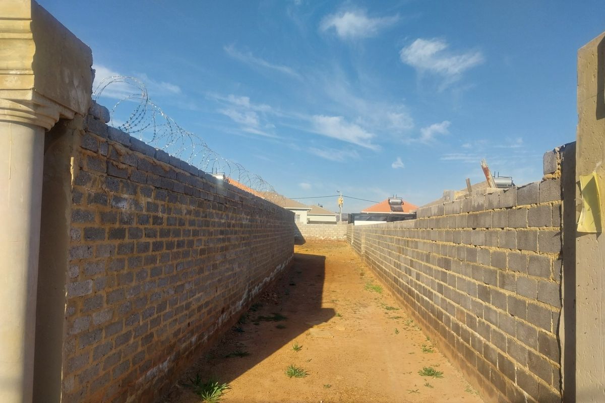 3 Bedroom House To Rent in Lehae, Johannesburg - Photo 2