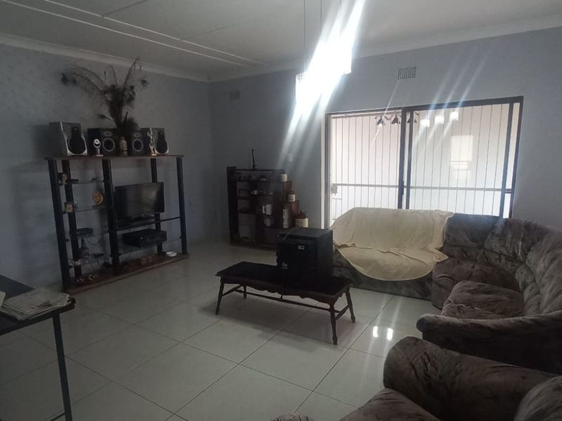 House For Sale in Heuwelsig, Kimberley - Photo 7