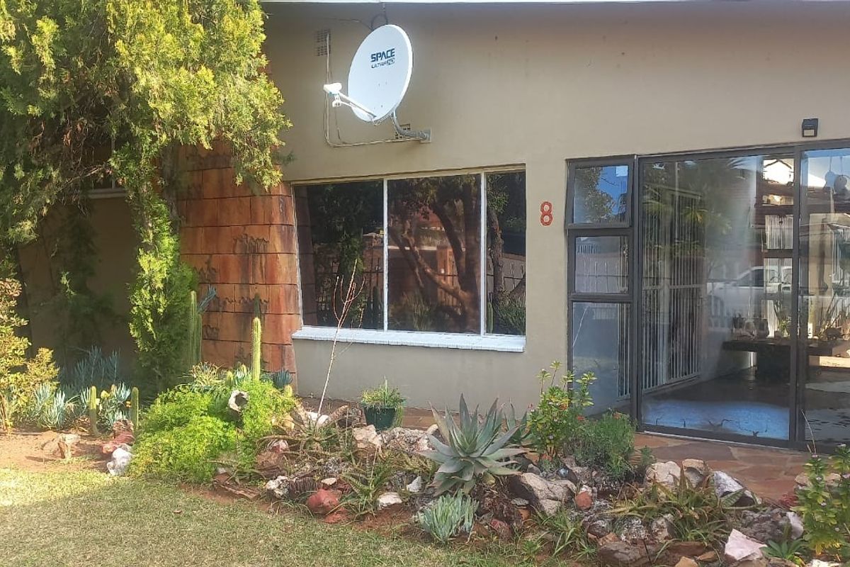 House For Sale in Heuwelsig, Kimberley - Photo 2