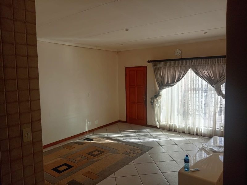 Apartment For Sale in Liefde En Vrede, Johannesburg - Photo 2