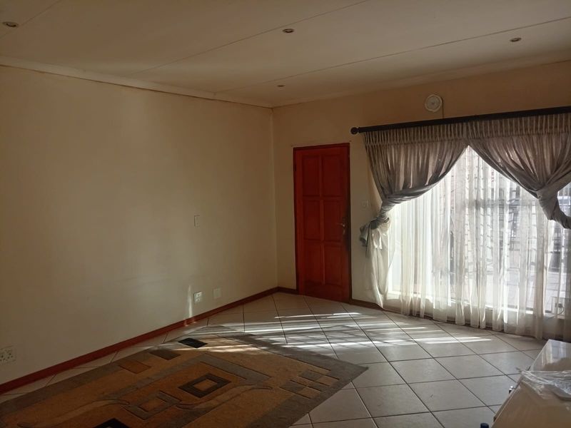 Apartment For Sale in Liefde En Vrede, Johannesburg - Photo 3