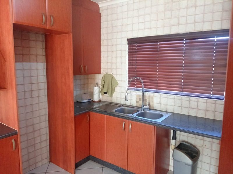 Apartment For Sale in Liefde En Vrede, Johannesburg - Photo 5