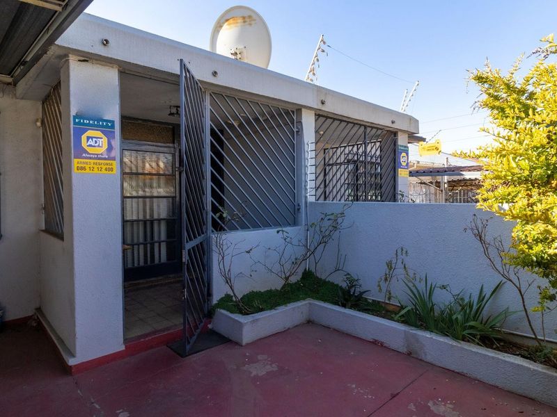 House For Sale in Johannesburg - Photo 1