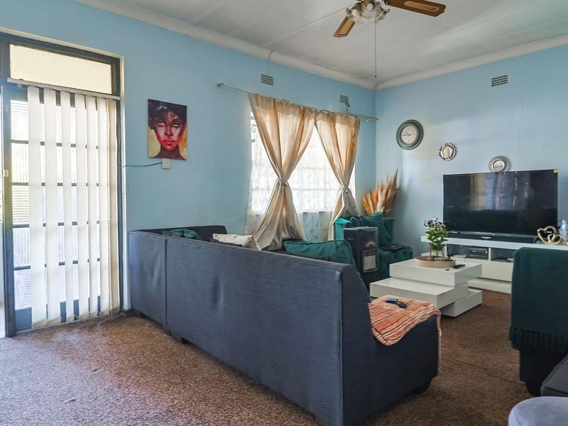House For Sale in Johannesburg - Photo 3