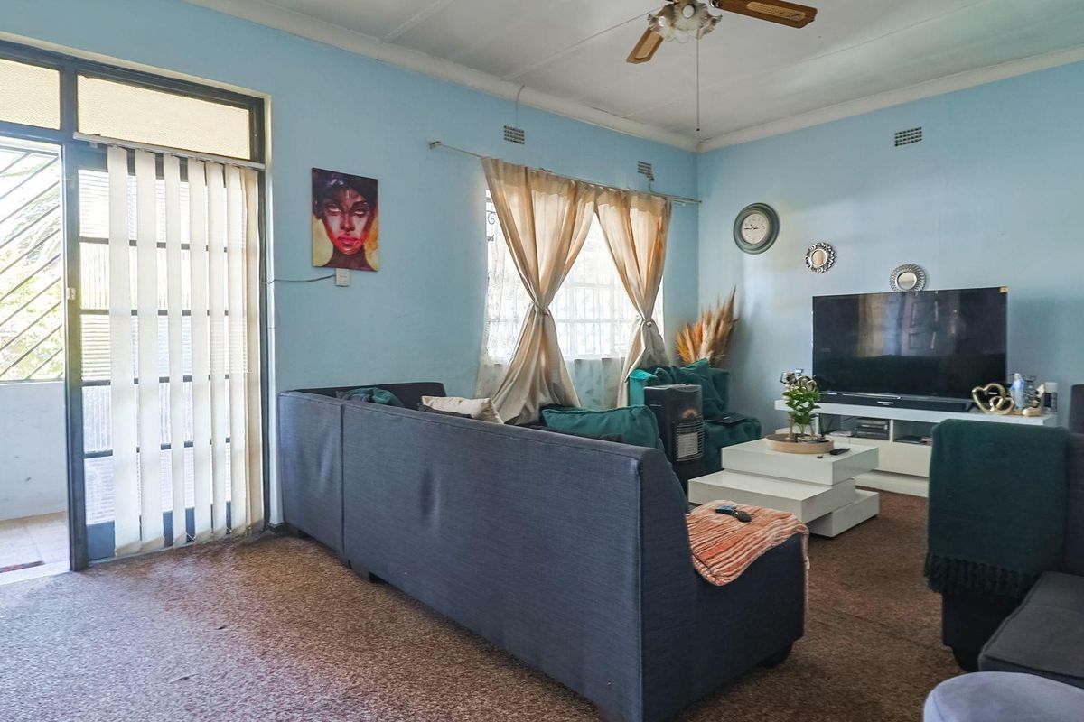 House For Sale in Johannesburg - Photo 3