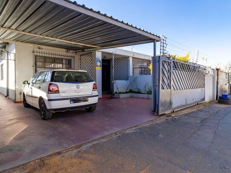 House For Sale in Johannesburg - Photo 2