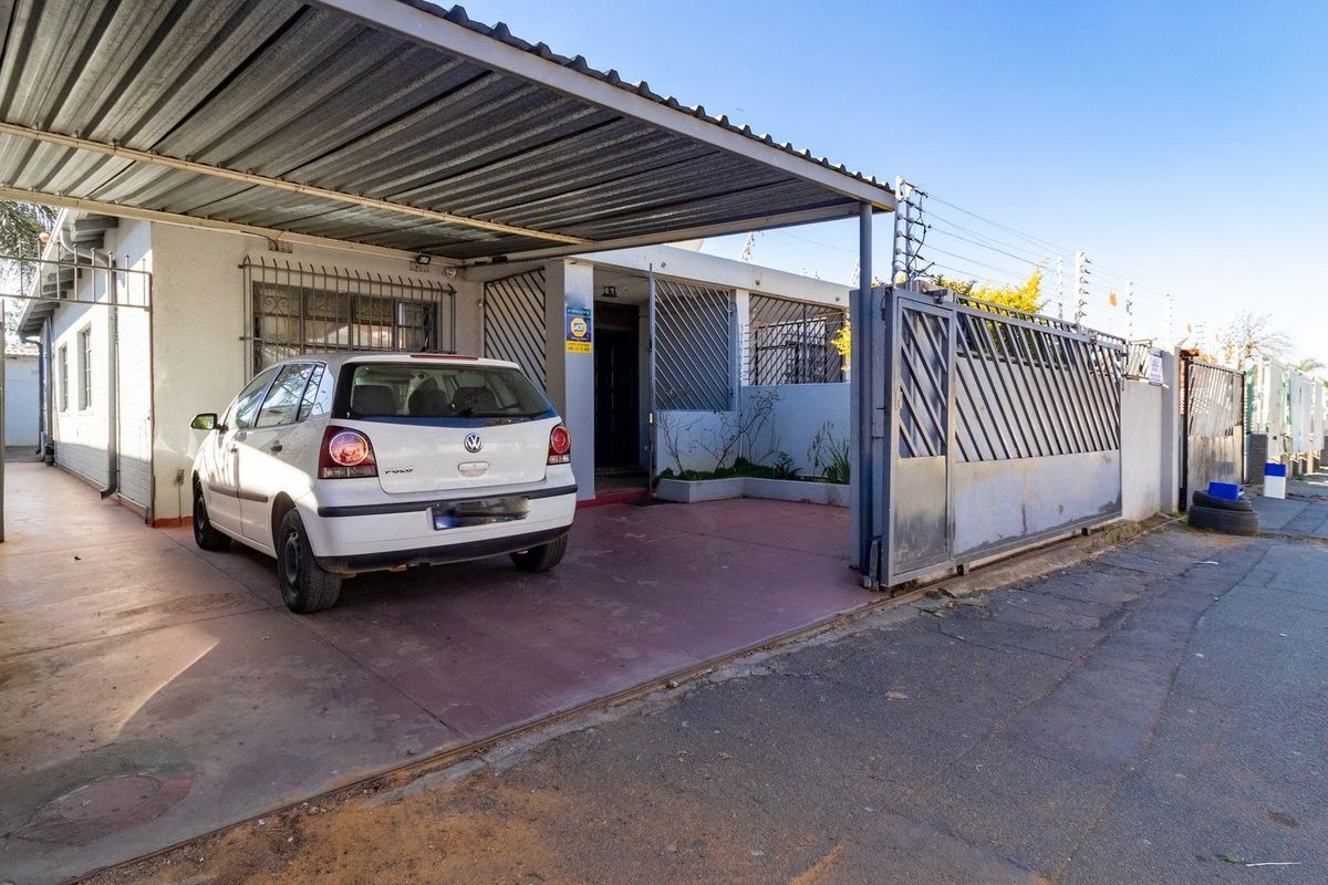House For Sale in Johannesburg - Photo 2